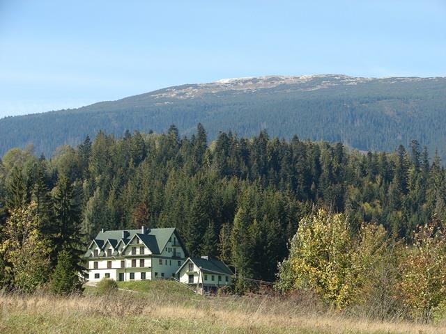 widok domu na tle Babiej Gory i lasu